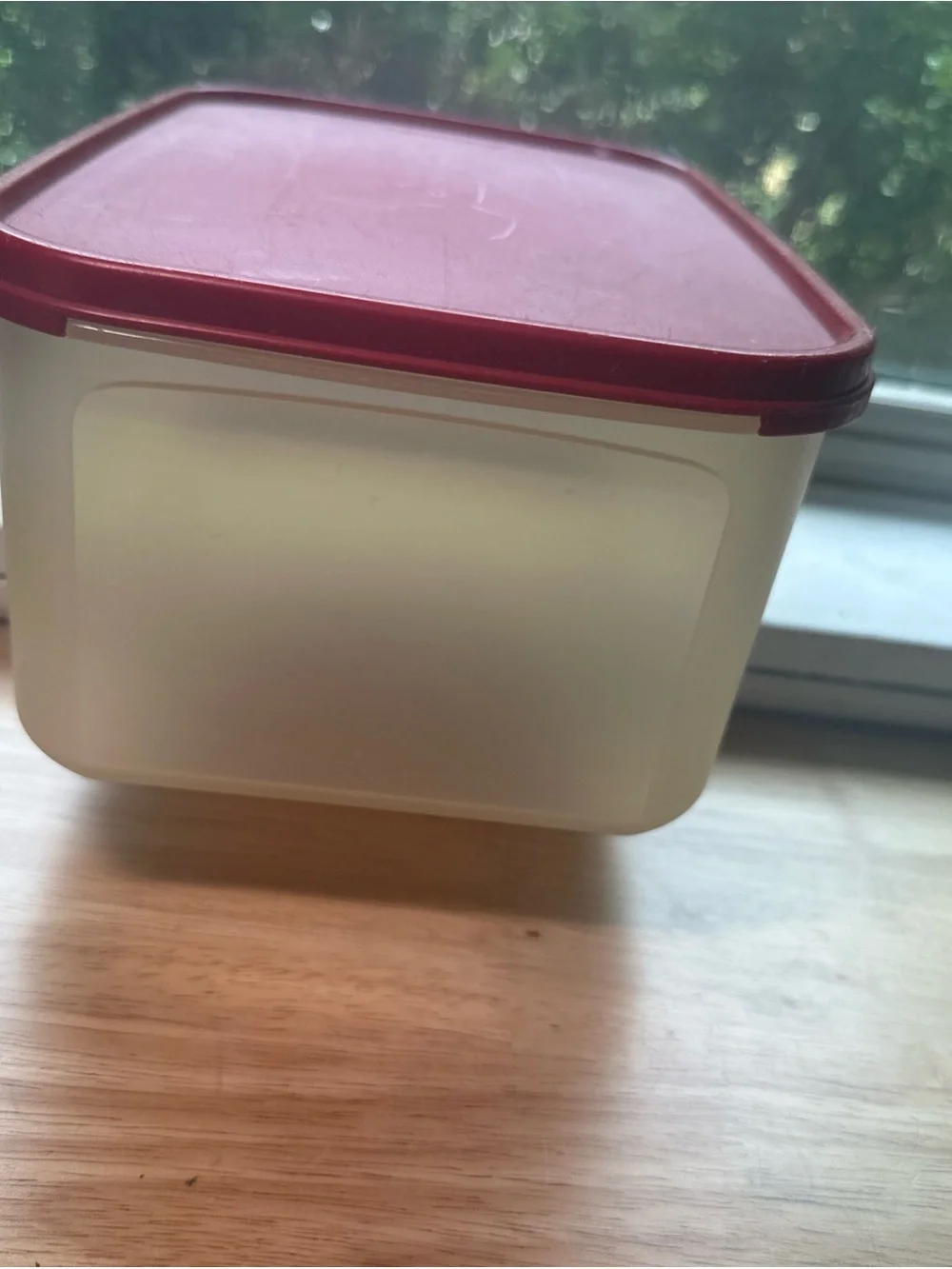Vintage Tupperware 18 cup 4.3 liter container with Red Lid